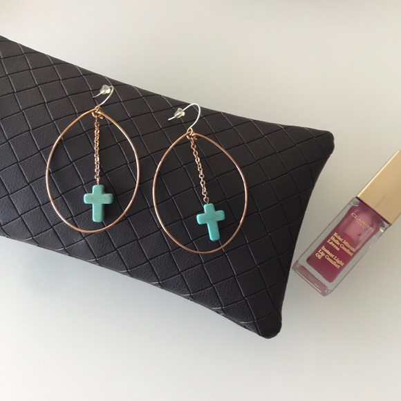 Rose gold cross hoop earring - Picture 4 of 5